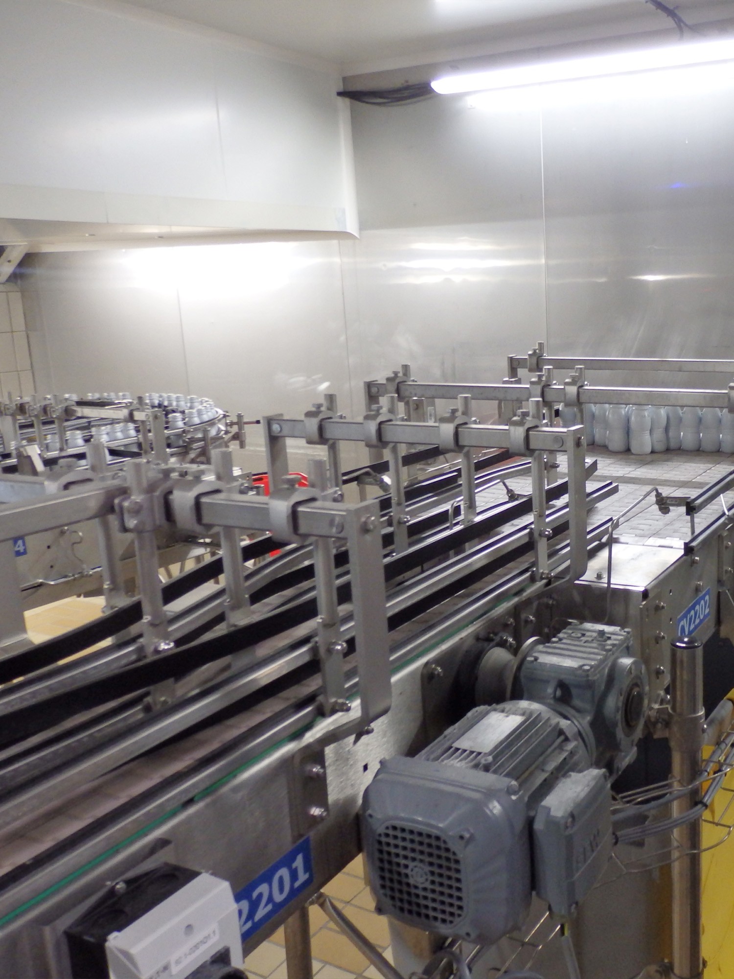 MG Tech product conveying - Plastic bottle transfer