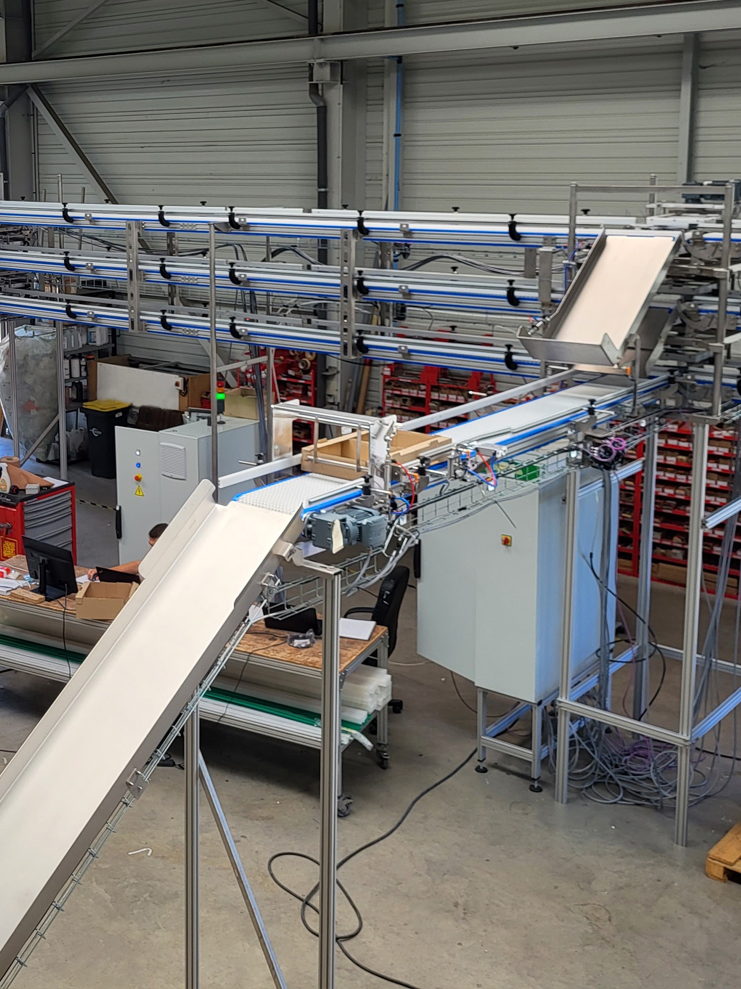 Convoyage de caisses et cartons MG Tech - Transfert de caisses vides vers collecteur