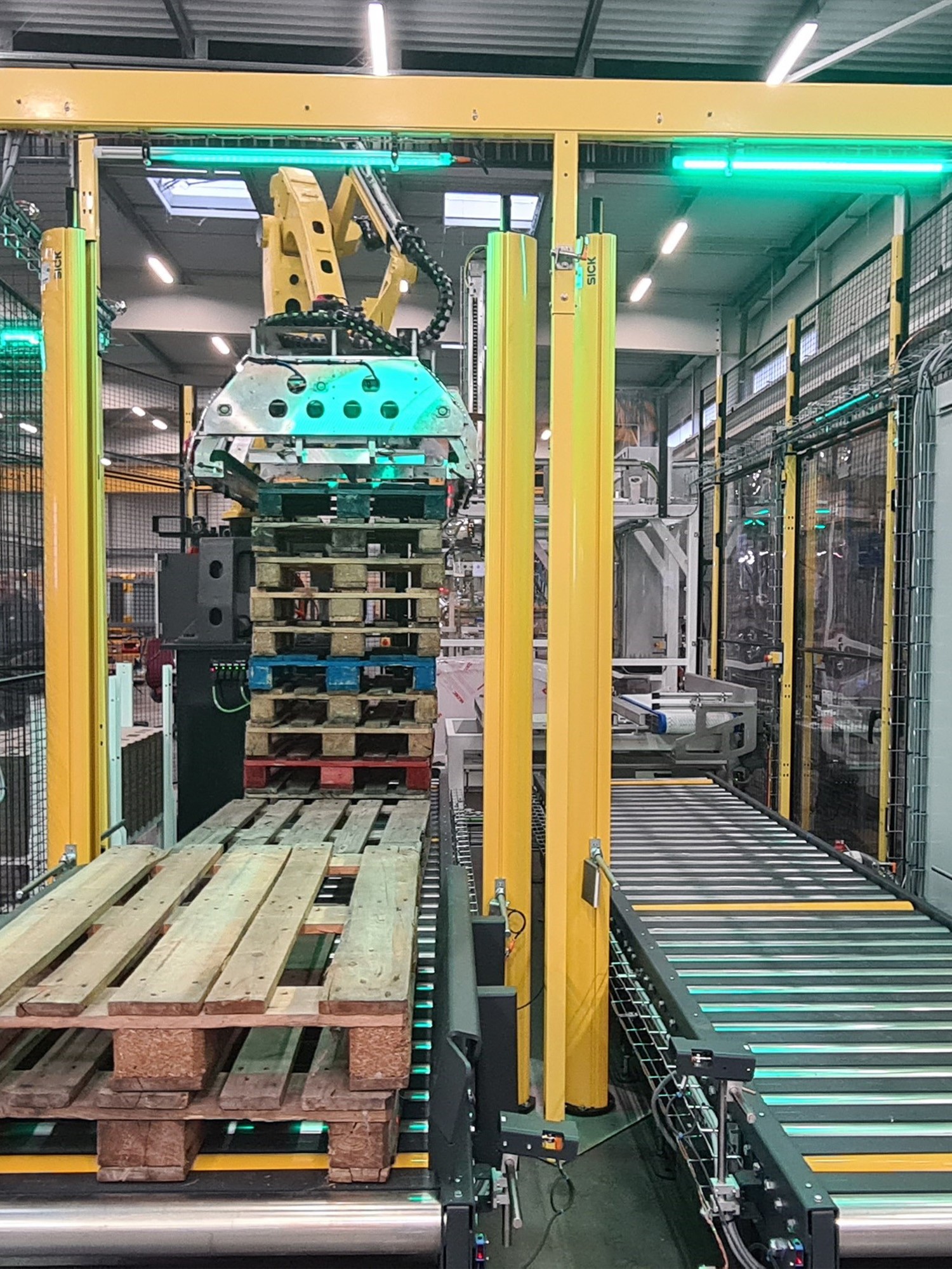 MG Tech pallet conveying - Empty pallet stacking
